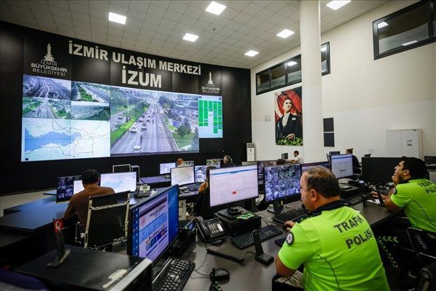 İzmir'de Okul Trafiği İZUM Tarafından Anlık İzleniyor
