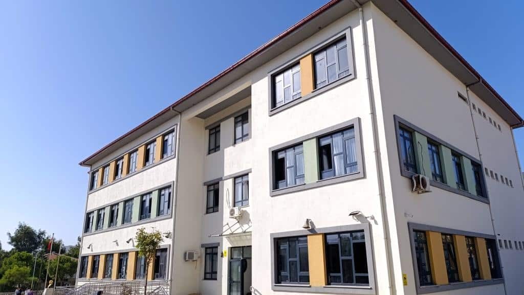 Yenifoça Reha Midilli Ortaokulu