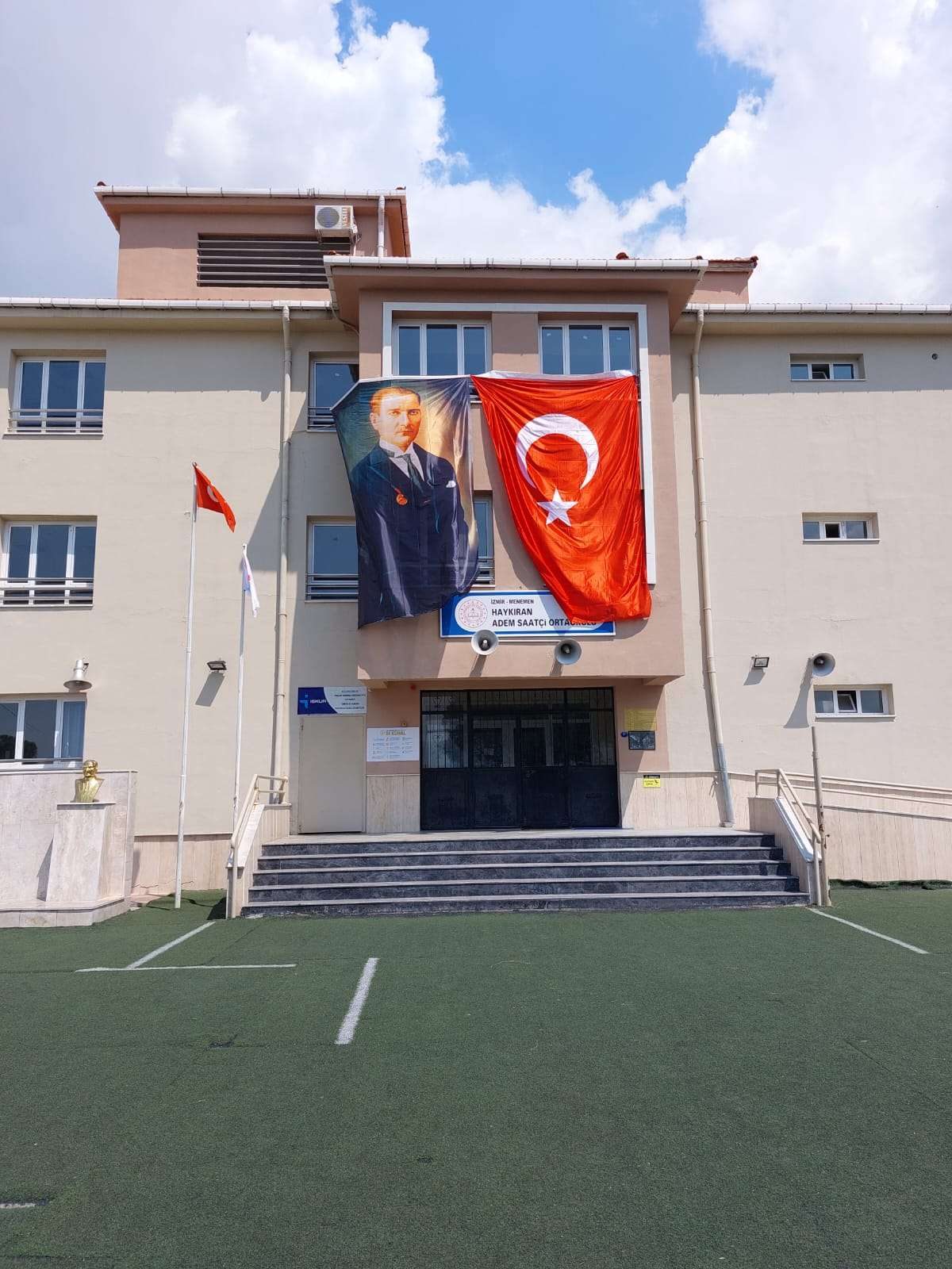 Haykıran Adem Saatçi Ortaokulu