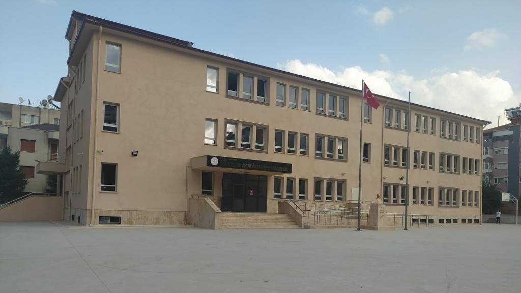 Öğretmen Ufuk Özdemir Ortaokulu