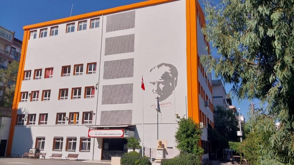 Vali Vecdi Gönül Anadolu Lisesi