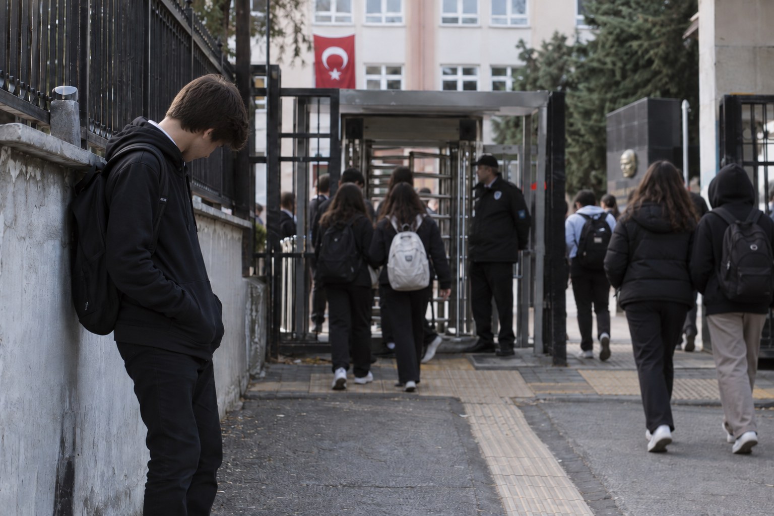 Şiddet Kapıdan Girmiyor, İçeride Büyüyor: Turnike, Polis ve Yasak Neden Yetmez?